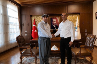 Silifke Kaymakamı Aslaner şalvar giyip kasket taktı, çiftçilerin gününü kutladı
