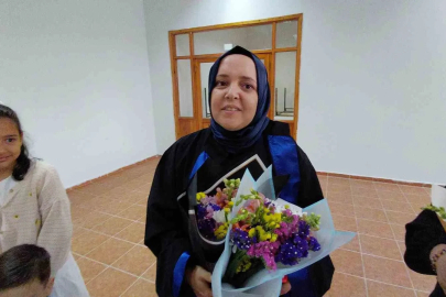 3 çocuk annesi kadın üniversiteyi okul birincisi olarak bitirdi

