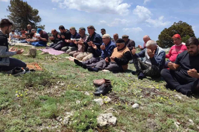 Yüzyıllık şükür geleneği Kimya Dede zirvesinde yaşatıldı
