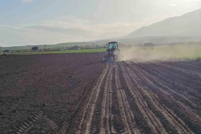 Adilcevaz’da şeker pancarı ekimi başladı
