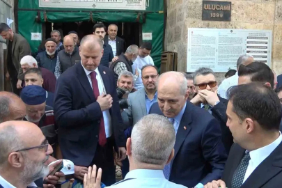 Numan Kurtulmuş cuma namazında Ulu Cami’de vatandaşlarla saf tuttu
