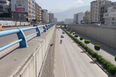 Ters yönde ilerleyerek çalan kornalara ve uyarılara aldırış etmeyen sürücü hayrete düşürdü
