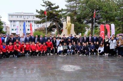 Van’da 19 Mayıs kutlamaları çelenk sunma töreniyle başladı
