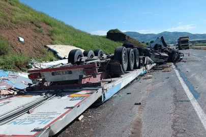Batman’da kaza yapan tır ortalığı savaş alanına çevirdi
