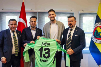 Fenerbahçe, Tarık Çetin ile 3 yıllık sözleşme imzaladı
