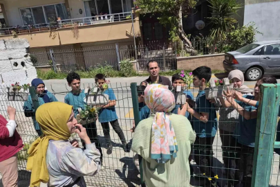 Öğrenciler çiçeklerle iyilik mesajı verdi
