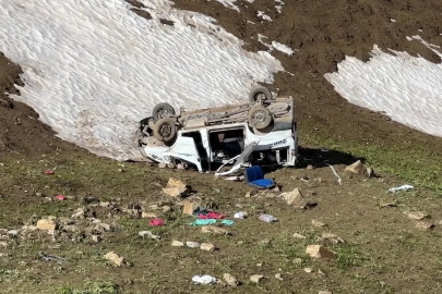Yüksekova’da pancar işçilerini taşıyan minibüs uçuruma yuvarlandı: 1 ölü, 7 yaralı
