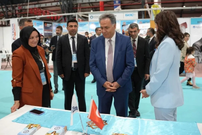Rektör Akpolat, İpek Yolu Kariyer Fuarı’ndaki stantları ziyaret etti

