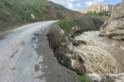 Hakkari’de iki mahalleyi bağlayan yol çöktü
