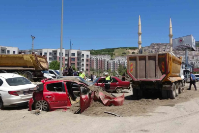 Freni boşalan kamyon 7 araca çarptı: 6 yaralı
