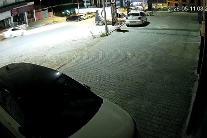 Uyuyakalan sürücü park halindeki araçlara daldı
