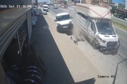 Kamyonetin lastiği patladı, muhtemel facia kılpayı önlendi
