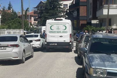 Anne ve babasını öldüren zanlı parkta eli kanlı bulunmuş
