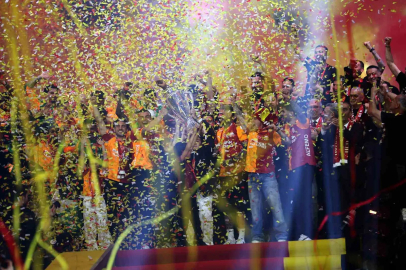 Şampiyon Galatasaray kupasını aldı
