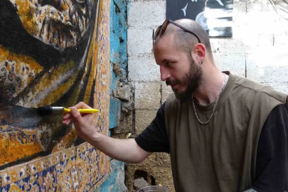 Nostaljik perde ve halıları sanat eserine dönüştürüyor
