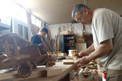 Atmaya kıyamadığı ahşapları sanat eserine çeviren 50 yıllık ustanın oyuncak arabaları ilgi görüyor
