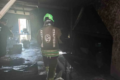 Samandağ’da iş yeri alevlere teslim oldu
