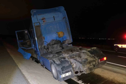 Karaman’da bariyerlere çarpan tır refüje düştü: 1 yaralı
