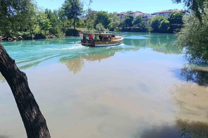 Manavgat Irmağı’nda kaynağı belirlenemeyen görüntü endişelendiriyor
