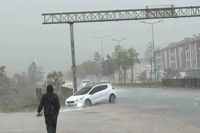 Aniden bastıran sağanak Düzcelileri hazırlıksız yakaladı
