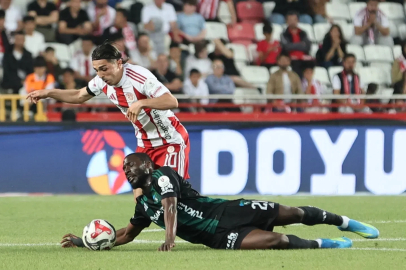 Trendyol Süper Lig: Antalyaspor: 0 - Kocaelispor: 0 (İlk yarı)
