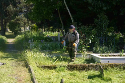 Düzce’de bayram öncesi mezarlıklar temizleniyor

