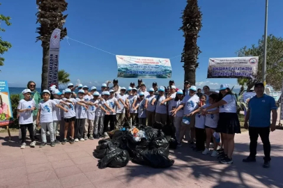 Kuşadası’nda öğrenciler sahilleri temizledi
