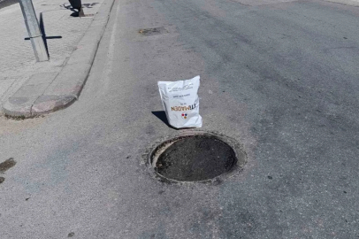 Çöken rögar kapağını gören vatandaş poşetle önlem aldı
