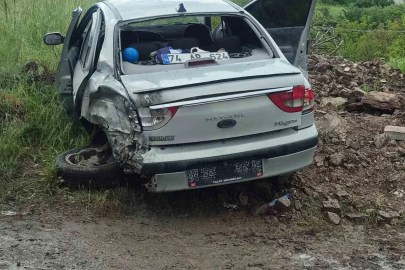 Tır virajı alamadı: Aynı aileden 5 kişi yaralandı
