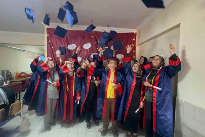 Yıllar sonra gelen mezuniyet sevinci: İçlerinde kalan ukdeleri kep atarak attılar

