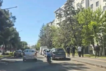 Uzanarak motosiklet kullandı, hem kendi hem başkalarının canını hiçe saydı
