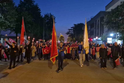 Düzce’de 19 Mayıs coşkusu fener alayı ile başladı
