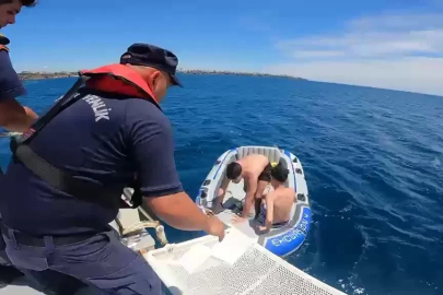 Şişme botları patlayan ve rüzgarla sürüklenen 2 genci sahil güvenlik ekipleri kurtardı
