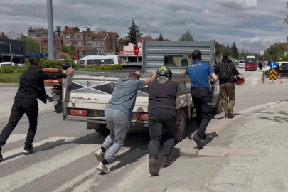 Yolda kalan kamyonetin imdadına polis ve sürücüler yetişti
