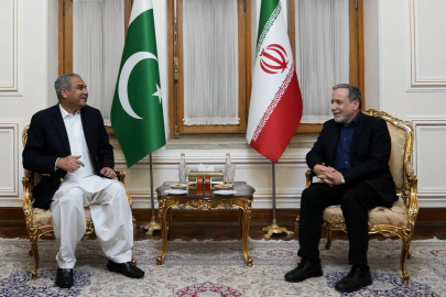 Pakistan İçişleri Bakanı Naqvi, İran Dışişleri Bakanı Arakçi ile bir araya geldi
