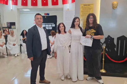 Anneanne, kızı ve torunu motivasyon etkinliğinde sahneye çıktı
