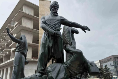 Kıbrıs Meydanı’ndaki anıt yeniden ait olduğu yerde
