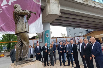 Miting ve açılışların unutulmaz ismi Seyfi Usta’nın heykeli açıldı
