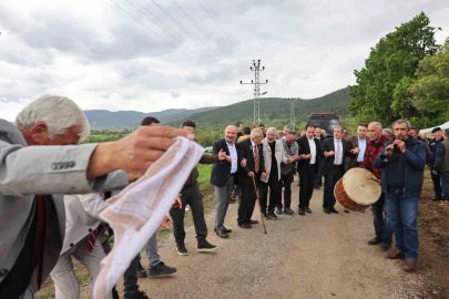 Kıbrıs Gazisi istedi, köy meydanında vali ve belediye başkanı halay çekti
