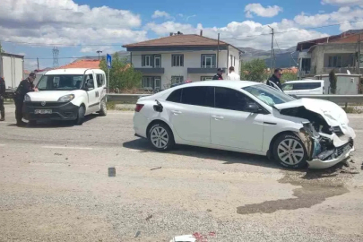 Malatya’da hafif ticari araç ile otomobil çarpıştı: 2 yaralı
