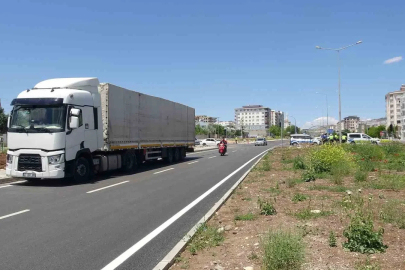 Kilis’te tır ile çarpışan motosikletteki 2 kişi ağır yaralandı
