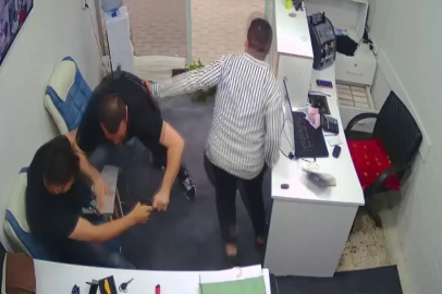 Silahla döviz bürosunu basan husumetlisine karşı boğuşarak hayatta kalmayı başardı

