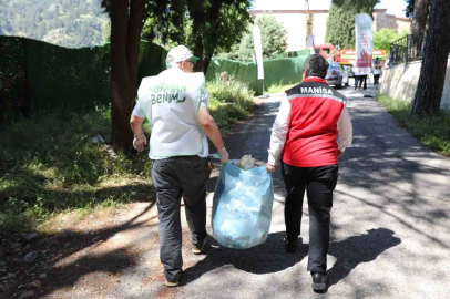 Manisa’da ormanlık alanda yüzlerce kilo çöp toplandı
