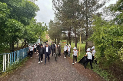 Dicle Kaymakamı Mustafa Atış, yeşil vatan için öğrencilerle birlikte okul bahçesini temizledi
