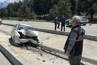 Otomobil elektrik direğine çarptı: 1 yaralı
