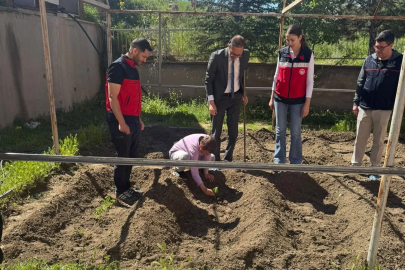Emet’te minik eller toprakla buluştu
