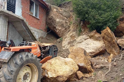 Amasya’da kaya parçaları ev ve traktörün üstüne düştü

