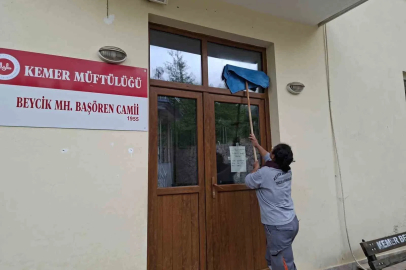 Antalya’nın Kemer ilçesinde  bayram öncesi camilerde temizlik seferberliği
