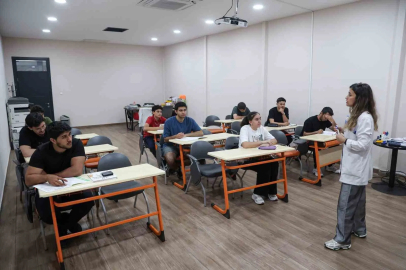 Efeler’de gençlere sınav desteği
