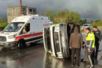 Muş’ta dolu yağışı sırasında kontrolden çıkan minibüs yan yattı: 2 yaralı
